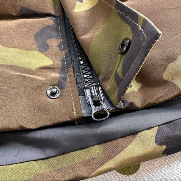 Canada Goose Camouflage Outdoor Down Jacket, Unisex - Picture 7 of 10